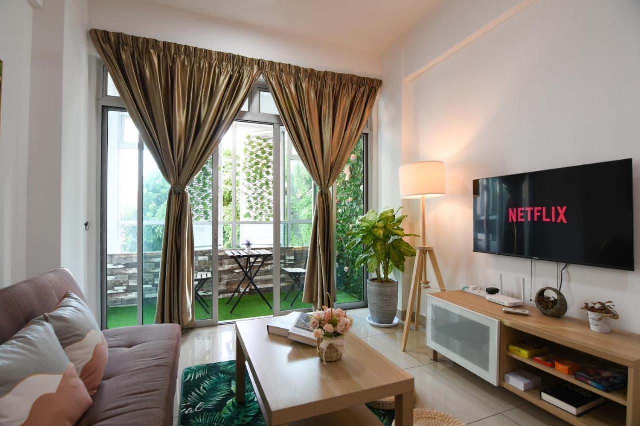 Mount Austin Midori 10 Pax Free Wi-fi 500mbps Netflix Apartemen *